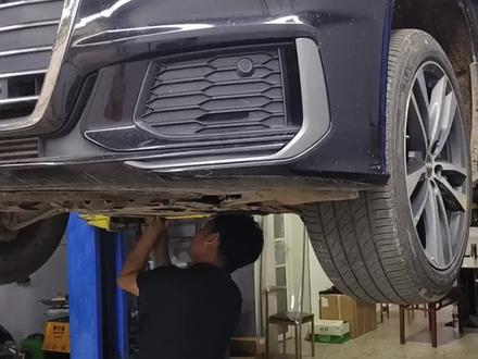 奥迪新款A6L更换变速箱油及变速箱油底壳。#奥迪a6l #专业的事交给专业的人 #奥迪a6l评测