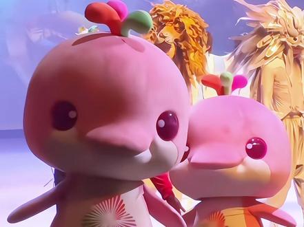 记得大年初五来看《萌动奇迹》呀 闯老师不愧是角落艺术家
独自跟花环斗智斗勇
这画面真的笑不活啦
还有我们的mini
天真懵懂
眼神清澈又充满好奇
光是站着就萌的要命呀
一动一静
各有各的可爱哦
天天看都看不腻啊
怎么会有这么萌的宝宝鸡们呀~
#镜头里的年味儿 #萌动奇迹 #用格莱美慢镜头打开大湾鸡#大湾鸡 #乐融融