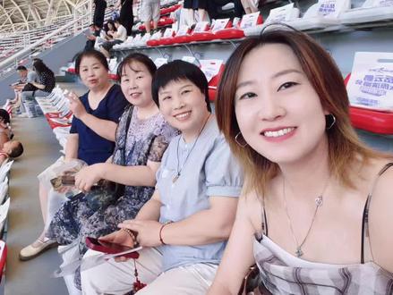 2926.7.18 岳云鹏太原演唱会 #万人大合唱演唱会现场 带妈妈和她的两个妹妹来看属于她们人生的第一场演唱会,280的票价,小岳岳唱的都是以前那个年代耳熟能详的老歌,所以她们参与感也很强,能大合唱,关键小岳岳情绪价值提供的太到位了,逗趣儿,真诚的聊天,接地气,郭德纲,于谦,孙越,烧饼,孟鹤翔,来了个遍,互动也很好。出场方式从天而降,嗨唱了近四个小时。真是可以了。关键晋祠蒙山景点都还免门票,我们大山西也是太给力了。气温舒服,外地人体验应该很好吧。