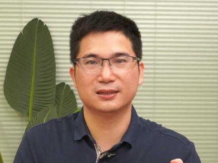 ZEGNA杰尼亚皮带:意式优雅的腰间密码 推荐指数:★★★★
杰尼亚(Ermenegildo Zegna)源自于意大利奢侈品牌,是全球高端男装市场的领导者,也是我最为喜欢的奢侈品牌。
作为男装起家的杰尼亚,对皮带的理解和产品设计有什么不一样呢?我们马上开测!
这款新买皮带正价4900元,这款是我2022年购买的,价格2900,涨价2000。
杰尼亚制作西服出身,非常讲究剪裁,对线条和比例严苛把控,几乎到了令人发指的地步。
皮带也继承这个基因,设计简约有型,气势含而不露,力量引而不发。看似平平无奇,上身却让人眼前一亮。搭配正装、休闲装,都能轻松驾驭,但又不喧宾夺主,这个角色位置拿捏得实在太精准了。
皮带扣头是钉扣,电镀是哑枪色,表面做了拉丝效果,显得低调和优雅,质感也很不错。
带身是双面皮带,一面是荔枝纹、头层牛皮,另一面是纳帕纹,二层牛皮。
杰尼亚奉行“面料至上”的理念,荔枝纹头层牛皮的观感、触感,都是非常好。可惜平纹竟然用二层皮,有些离谱了。
我们怀念一下2022年的杰尼亚小牛皮,这是我看到过的最好的皮带牛皮,实在太美妙了。
我们对照着反向研发,快三年了都还没能成功,继续努力吧
细节方面:边油存在细长的沟缝,这是不符合国家质量标准的。问题原因是面皮与底皮双面对贴后,中间存在缝隙,皮边油渗入后就形成了沟缝。不怕得罪说句:这样的产品就不应该投入市场。
综合上面测评,杰尼亚皮带设计理念,更加强调搭配价值;款式简约有型,搭配效果往往让人眼前一亮;材质工艺方面,就有些差强人意。
关于价格,杰尼亚毕竟属于顶级奢侈男装品牌,定价4500元也属合理。但如果维持在之前3000元左右,那真可以碾压一众二线奢侈品牌。
#ZEGNA #杰尼亚 #男士腰带 #皮带测评 #奢侈品皮带