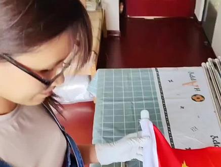 看下如何把旗帜固定在挂杆上!#宣传正能量 #爱国 #祖国万岁