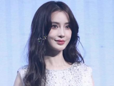 杨颖银色亮片长裙出席活动
