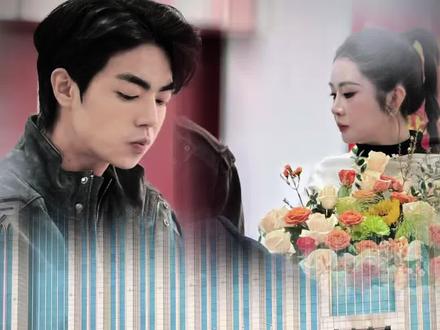 《盈公主给的体面,照亮了纳迪尔回家的路!》
从一个吃百家饭的寄宿少年,到如今被三波人马迎接的归乡人,纳迪尔走过的路,弯弯绕绕。但盈公主出现后,那条路上,突然有了光。
她为他家人买的,何止是七万多的金手镯和满载心意的皮草。她买回的,是一个少年曾经在寄人篱下岁月里,被小心折叠起来的尊严。她带去的十一人团队、安排的总统套间、牵动的当地文旅—这一切盛大阵仗,都是在用行动向世界宣告他的价值。这不是施舍,是托举。她稳稳地,把他举到了一个他从未敢想象的高度,让他看见了自己人生的另一种可能。
而纳迪尔,同样成就着盈公主。他的朴实、他的感恩、他因被爱而绽放的自信光芒,都反射出盈公主内心的丰盈与力量。这不是单方面的馈赠,而是一场双向的奔赴与滋养,她拓宽了他世界的边界!
世间缘分,深浅有时。并非所有的托举都为了永恒的背负,有些照亮,只为让一段路走得清晰光明。无论未来同行至哪一程,盈公主给的这份“体面”,已然重塑了一个人的生命底色。而纳迪尔心中的那份“懂得”,也定然让所有付出有了回响。
与其忧虑远方,不如珍重当下。这一刻的真诚托举,这一刻的真心感恩,便是这段关系最闪耀的成就。他们已然彼此照亮过,这便是最珍贵的“走得远”。
#小姐夫纳迪尔 #盈公主 #纳迪尔
上海我们来了!