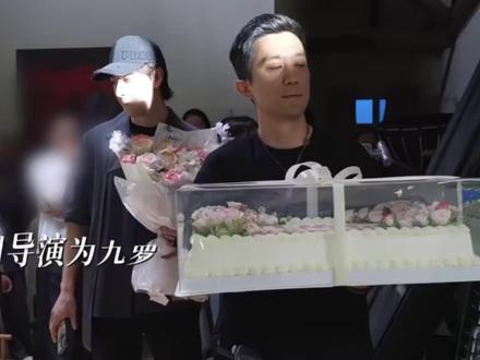 去年剧组给热巴过生日,氛围真的很好#迪丽热巴#枭起青壤