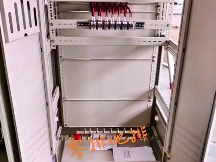 我们接线的柜子有零线和接地线,我来说一个快速区分零排和地排的小方法,不管零地排长短或者怎么装,柜子下面跟柜子直接贴着的就是地排,加了绝缘子的就是零排#成套高低压二次接线 #工厂实拍视频