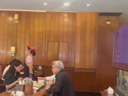 5月25,黄仁勋携妻子女儿台北王记府城聚餐!