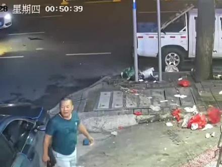 先扶一下大哥确定伤情在打一场自由搏击。#老铁爆梗王计划