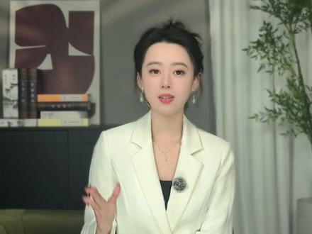 一周只干35小时,马斯克被整破防了! 马斯克被德国柏林工厂的劳资纠纷整破防了!工厂年薪给到四十多万人民币、包餐休,竟被工会喷成“血汗工厂”。工人要求每周工时从40小时减至35小时,并曝出特斯拉以索要病历为由克扣病假工资,触及德国法律红线。面对工人的“默契”怠工和超高病假率,马斯克强硬拒绝,因为他更怕全球工厂效仿的“破窗效应”。
#零基础看懂全球 #青年创作者成长计划 #硬核深度计划 #全球创作者计划 #青年创作者成长计划