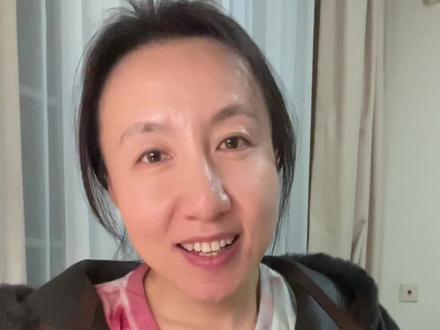 从邦姐通讯行业标准起草工作经历,聊聊华为对民族国家老百姓最大 的意义,不仅仅是遥遥领先的手机和汽车,而是通过把民族核心专利做进了国际通讯标准中,国产通讯设备可以与国外厂家专利共享而免去缴纳巨额专利费用,这样我们才能把打电话上网的费用降下来。96年我家装座机安装费6800是一笔巨额支出,如果没有华为这些年的专利努力,通讯设备与国外厂家拼价格,手机和手机费的价格至少是现在的10倍。我们真的要爱护这样的民族企业。邦姐有幸,在中国通讯行业起飞的前夜站在了时代洪流的浪尖参与了相关标准制定工作,如今大家的手机能高速上网,看视频,打车,定餐,导航,也有我当年拼搏的小小贡献。希望有一天,我能在增肌保肌的精准营养减重领域再贡献标准化的力量。