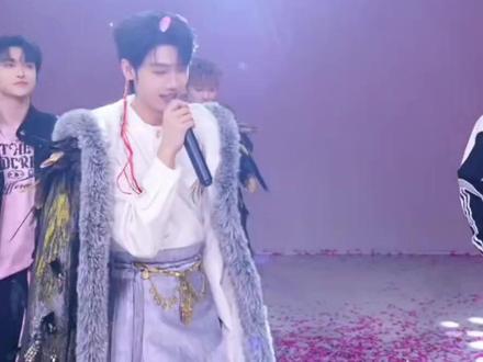 12月15号喜悦X直播,下班片段➕萝卜和托米跳天下和学习一个舞。喜悦X的精神状态还是太超前了。幸运之神,降临在他们身上吧.。@X-托米❄️(喜悦) @X-🥕萝卜🥕(喜悦) #民族舞蹈舞出民族特色 #帅哥日常 #追星成功 #喜悦X托米#喜悦X萝卜