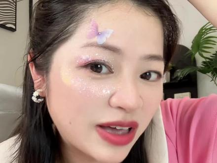 六一妈妈可以不会化妆,但是一定要让女儿漂漂亮亮上台,这个贴纸组合,几秒钟就能搞定#儿童舞台妆 #蝴蝶脸贴 #六一儿童节