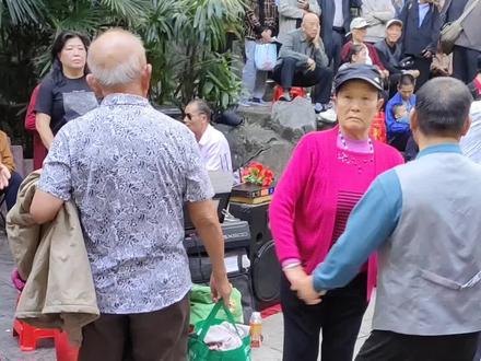 柳州鱼峰公园:正骨大爷今天就一个舞伴,这个舞伴是谁?