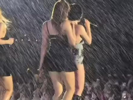 晕倒后首现身的泫雅 衣品依旧很在线 澳门音乐节现场晕倒后首次现身的#泫雅 身穿一件休闲保暖的豹纹大衣,面对前来关心的粉丝,一直挥手回应,神态自然,整体状态恢复良好。谁还记得曾风靡时尚圈的#泫雅风 ?那大胆、个性、复古又童趣的亮眼风格,至今仍被许多人怀念和模仿。当年的你有没有被泫雅风迷到呢?#女爱豆 #爱豆同款