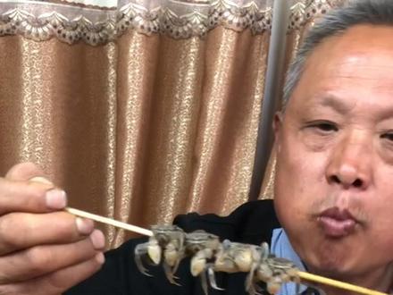 生吃发财蟹,咬到嘴了!!!#我要上热门 #舌尖上的美食