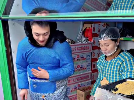 一间小小的烤肠店,是他给妈妈最踏实的港湾(原博主:@王铁柱(雪饼猴🐒) )#雪饼猴 #雪饼猴王铁柱 #长春动植物公园 #社会百态