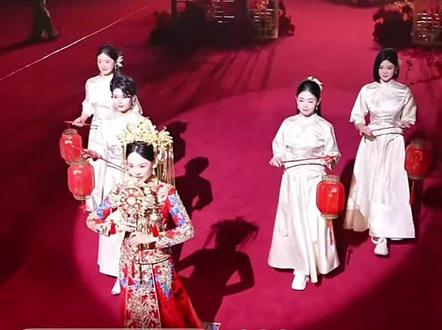 李佳岷主持郭有才大婚之 新娘苏畅出场名场面#郭有才 #郭有才结婚 @郭有才15-16号婚礼(飞马水城共同见证 @重庆主持人李佳岷 全国约档 @执礼喜娘 素兮(2026.3月招生中) @抖音小助手 @抖加🔥上热门🔥dou+🔥热点宝