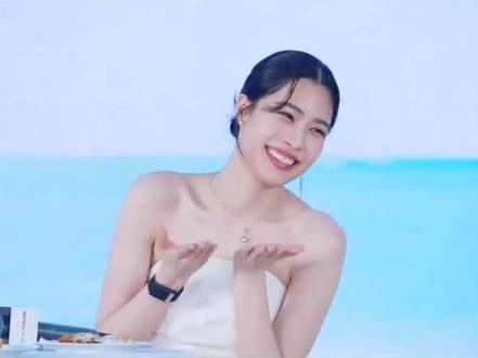 邝宝的三连拍,最喜欢看宝宝的骑士礼😘#笑容最治愈的女孩 #女神降临