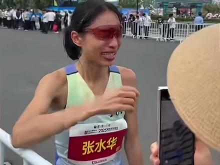 违规兼职取酬,以虚假理由获得调休,参加马拉松比赛。加油,张水华。加油,最快女护士#马拉松#张水华#最快女护士#最快女护士违规跑马被医院处罚#福建医科大学附属第一医院@DOU+上热门@DOU+小助手@抖音热点