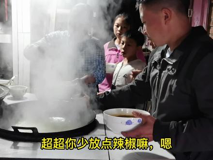 先三嫂用洋芋丝煮面条吃,是农村人的最爱,看看有多少网友吃过?