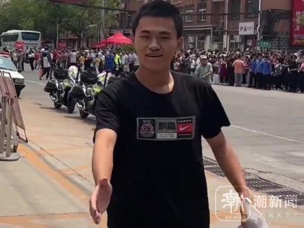 “我想考警察学院!”高考生冲出考场主动与现场执勤民警握手