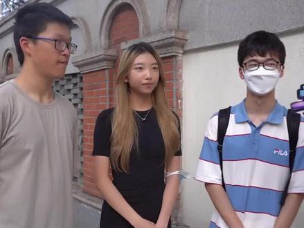 成都七中学长学姐在考场门口为考生加油,其中一位数学还考过满分。#2022高考 #高考加油 #成都七中 #直击高考现场 #学长来啦