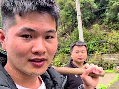 两位90后小伙, 在贵州天柱小县城不上班,每天下乡收土鸡,一起来看看一天能收获多少? #这是个真实的事情 #农村散养土鸡 #守村人 #我的农村生活 #山货