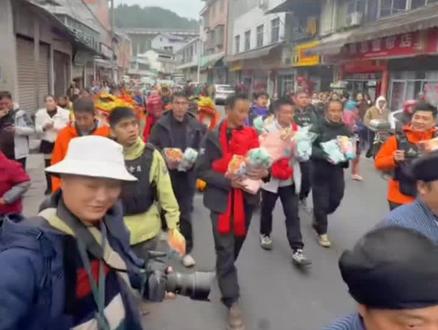 荒野冠军蜜蜂哥阿乐今天回家,这来自家乡的排面给的太足了👍🏻,真的是可以说十里长街,锣鼓喧天,鞭炮齐鸣👍🏻👍🏻👍🏻👍🏻#民族特色文化 #老六荒野 #老六荒野求生 #蜜蜂哥 #七星山荒野求生 @老六荒野七星山·骆驼杯 @老六荒野 @老六荒野院长(张家界七星山骆驼杯) @老六荒野(直播号) @荒野蜜蜂哥阿乐 @龙宝宝(荒野杠精)