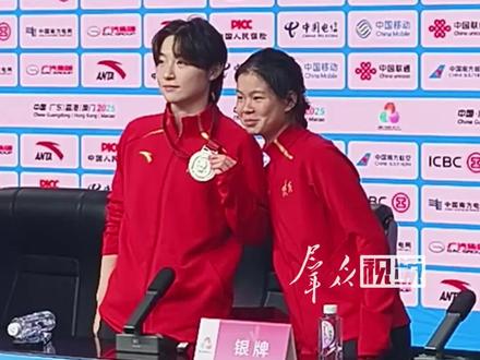 11月7日,在女子双人3米跳板的决赛中,陕西组合龙艺萍、司雅杰遭遇来自广东“冠军组合”陈艺文(奥运会冠军)、林珊(全运会冠军)。经过激烈角逐,陕西队与广东队拼至最后一轮方才不敌对手,获得银牌。(群众新闻记者 田涯 张超)