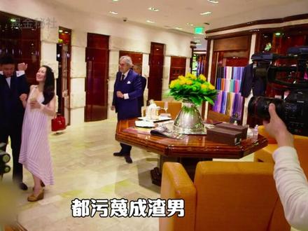 硬刚牢A无耻,海外陪读妈妈集体反击:国内国外都是贤妻娘母! 海外陪读妈妈被网络黄谣污名化,博主“牢A”等造谣者用“寂寞怨妇”“私生活混乱”等词恶意中伤,引发舆论风暴。事实上,陪读妈妈们清晨6点起床、深夜辅导孩子,奔波于学校、超市与家庭之间,语言不通、经济压力、文化隔阂才是她们的真实日常。从多伦多林姐到英国46岁妈妈,无数人晒出高强度作息表,证明自己是为孩子前途牺牲的贤妻良母。所谓“认主项链”实为普通首饰,极少数个例被无限放大成群体标签,背后是流量利益链与社会性别偏见在作祟。造谣者赚得盆满钵满,陪读妈妈却承受网络暴力与家庭误解。本片揭开谣言背后的真相,呼吁理性看待、抵制网暴,为这群漂泊异乡的伟大母亲正名。转发即态度,别让沉默成为谣言的帮凶!#陪读妈妈的生活 #海外陪读妈妈 #黄谣对女生的伤害 #海外生活 #网暴有多么可怕