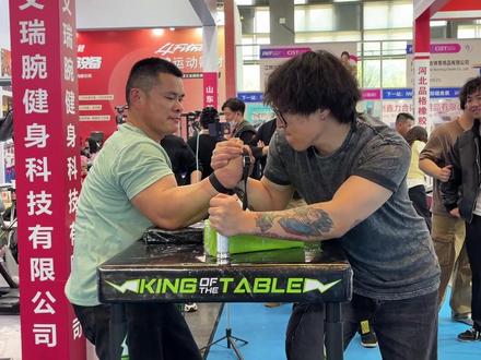 上了绑带之后瑞哥放海也动不了了..🫠
#赵子瑞 #全国腕力冠军赵子瑞 #腕力 #腕力切磋 #掰手腕