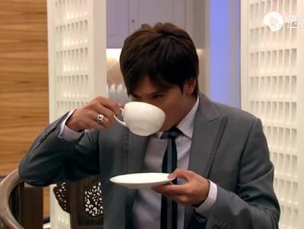 天美回到家,不料严格也在,这下千金二小姐的身份瞒不下去了