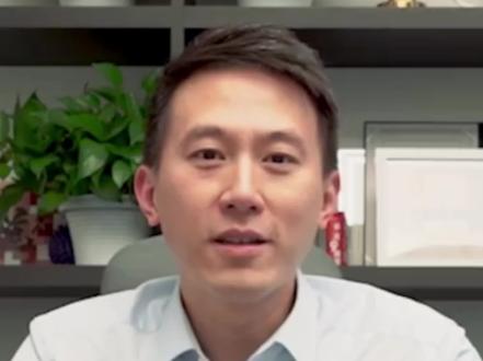 TikTok周受资在小米时说中文的视频。