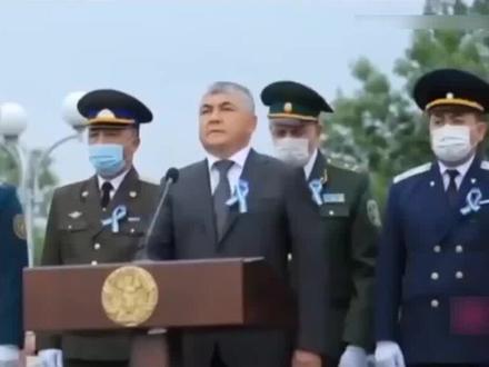 #军官敬礼时一个带错仨 乌兹别克斯坦卫国战争纪念活动上这一幕尴尬了...