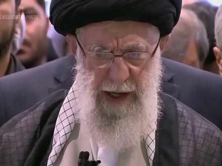 从斩首行动到 Token 出海,AI 战争与能源的终极博弈 哈梅内伊遇袭,不是科幻,是 AI 主导的现代战争。
情报由 Palantir 整合,决策由 Anthropic 的 Claude 完成,
锁定、斩首,比点外卖还快。
而中美 AI 的真正差距,不在模型,在电价。
#青年创作者成长计划 #全球创作者计划 #token