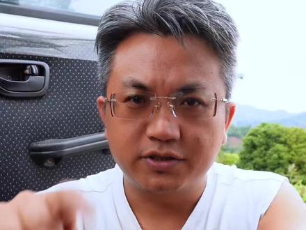 早知道现在是干采茶的活还读什么书,读读书还把眼睛搞近视了,这回么戴着眼镜采茶,害羞了不得#茶