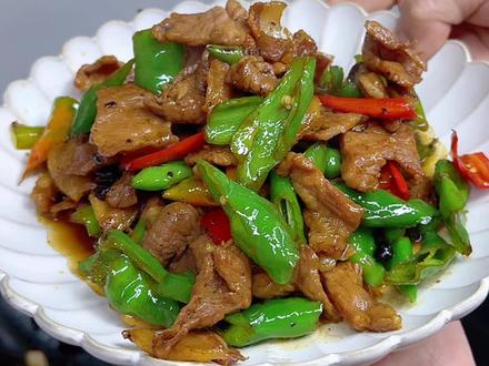 这道辣椒炒肉,我之前开饭店卖得特别好一道菜,几乎桌桌必点,炒出来又香又入味,特别下饭。今天就把做法分享给大家,步骤讲得很详细,看一眼就能学会,在家也能做出饭店的味道。#家常菜 #辣椒炒肉