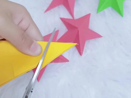 用最简单的方法剪出五角星献给祖国母亲,赶紧学起来吧#国庆节手工 #剪纸 @抖音校园 #一起做手工