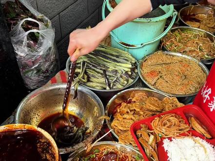 重庆朝天门10块的盒饭🥹据说开了几十年,来吃的都是本地人!坐在楼梯上吃好安逸~
#重庆美食 #路边摊美味 #街头美食 #街边小吃 #谁懂这一口的好吃程度