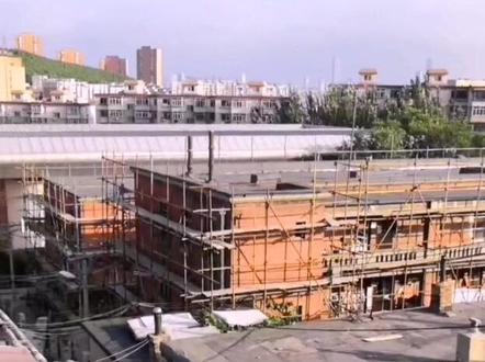 石灰石矿周边别想拆迁了,开始施工保暖工程了。