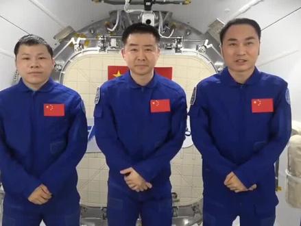 神舟二十号今日返航 神舟二十号今日荣耀返航
2025年11月14日,中国载人航天事业再度书写辉煌篇章——神舟二十号航天员乘组陈冬、陈中瑞、王杰,在圆满完成长期在轨任务后,搭乘神舟二十一号飞船,于东风着陆场荣耀归来。
此前,因神舟二十号载人飞船在轨期间疑似遭遇空间微小碎片撞击,工程团队迅速响应,以“生命至上、安全第一”为准则,启动应急预案。通过全面仿真分析、试验验证与安全性评估,并科学调整返回计划,为航天员安全保驾护航。
着陆现场,陈冬作为指令长沉稳自信,两名首次执行任务的第三批航天员陈中瑞、王杰也状态极佳。此前,他们已圆满完成四次出舱活动,成功安装空间站空间碎片防护装置等关键任务。
此次成功返回,标志着中国航天又迈出坚实一步。后续,中国航天将择机发射神舟二十二号飞船,持续推进空间站常态化运营,向着星辰大海的梦想奋勇前行。#神舟二十号 #神二十 #神二十返回任务#陈冬