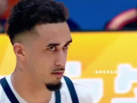 孤胆英雄奎因,能否原谅低迷的徐杰? CBA常规赛,广东东阳光客场86:99不敌山东高速。外援奎因堪称孤胆英雄,他出战37分钟,27投13中,三分7中3,罚球10中9,空砍38分11篮板4助攻2抢断的全面数据。 #广东男篮不敌山东男篮 #奎因 #徐杰