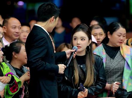 湖南美女易思嘉来索图大舞台,与索图上演雨中的浪漫恋情 #索图大舞台 #百姓大舞台 #人气爆棚 #爱情 #真人真唱