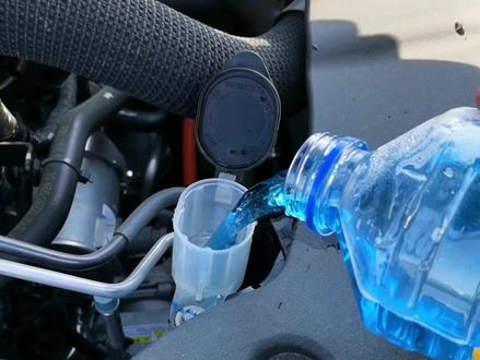 秦plus dmi的水箱可以装多少玻璃水?#比亚迪秦plus #玻璃水