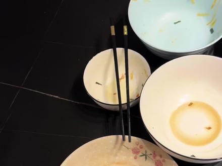 每用一次就想夸它一次! 朋友来家里吃饭,我们一共4人,用的餐具比较多。所以这次洗碗机放下了两个锅和十几件餐具,效果也是惊人,洗的非常干净#终究是洗碗机扛下了所有#厨房好物#东芝Z5pro#台式洗碗机