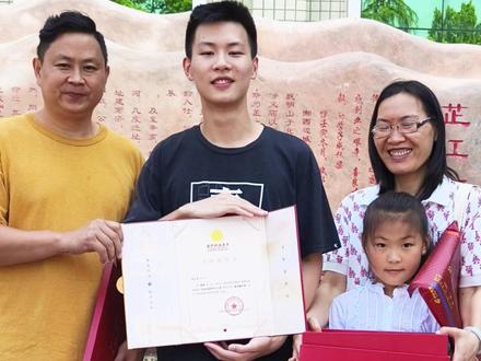携笔从戎,无上光荣!国防科技大学录取通知书惊艳开箱,恭喜芷江一中肖宗彦同学!