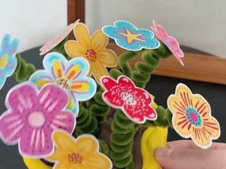 变废为宝|咖啡杯托DIY春日摇摇花盆栽
春天的浪漫,全藏在这束会跳舞的小花里🌷
轻轻一晃,满枝繁花就跟着翩翩起舞,谁看了不心动呀~
材料简单又治愈!
咖啡杯托、扭扭棒、卡纸,随手就能做
小朋友也能轻松解锁春日美好✅