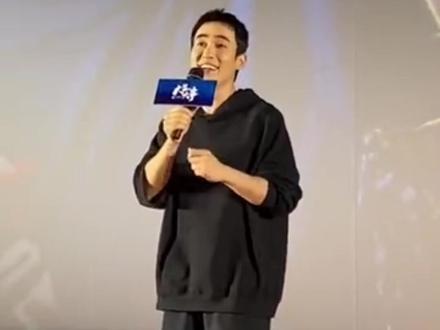 #朱一龙谈武汉拍戏感受《人生大事》武汉路演,朱一龙称会教剧组的人说武汉话,现场也说了几句。这次回家乡拍戏,街坊邻居会用武汉话热情地和他打招呼,让他下班了去家里吃饭,让他觉得这里就是自己的家。#电影人生大事武汉见面会
