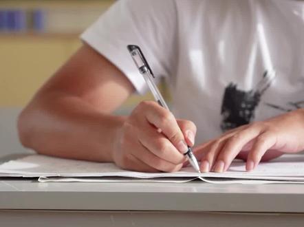 考前一定要再睡吗? 专家提醒:早睡容易早醒,早醒容易在考试的时候错过思维高亢期#高考 #高考服务