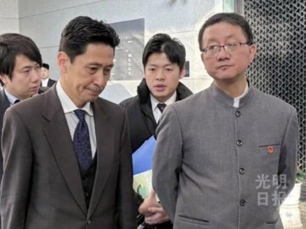 双手插兜,太经典了!外交官有时候用肢体语言表达某些讯息,效果并不会输给用言语!