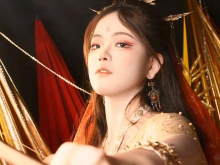 天干变装系列(3)——丙火
丙火为十天干之一,属阳,象征太阳烈火、煌煌之光,代表热情、光明、礼仪与能量。
——
丙火特质:其性急躁,其情恭烈。如烈日般,有普照万物的赫赫炎势,具表现欲与奉献精神,心胸豁达,积极开朗,富有感染力与正义感,但亦显急躁,易灼伤人。
生于丙火日之人,通常热情豪爽,光明磊落。他们活力充沛,乐于照耀他人,有担当,在人群中常如太阳般成为焦点与能量源。性格上直接坦荡,目标明确,一旦投入,便会像烈火燎原一样,倾尽所有地付出。
——
历史人物(7+1字出自民间传闻,娱乐为主)有曾国藩,纪晓岚,梁启超,左宗棠等,
现代明星有邓超,薛之谦,刘亦菲,刘嘉玲,蒋欣,杨紫,周冬雨等。
#丙火 #异域风 #天干地支 #传统文化 #国风